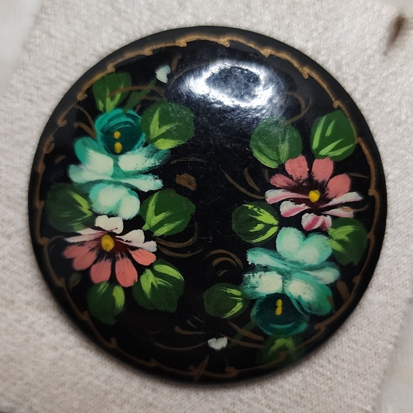 VINTAGE RUSSIAN HAND PAINTED LACQUER BROOCH SIGNED FLORAL BLACK - Picture 2 of 6
